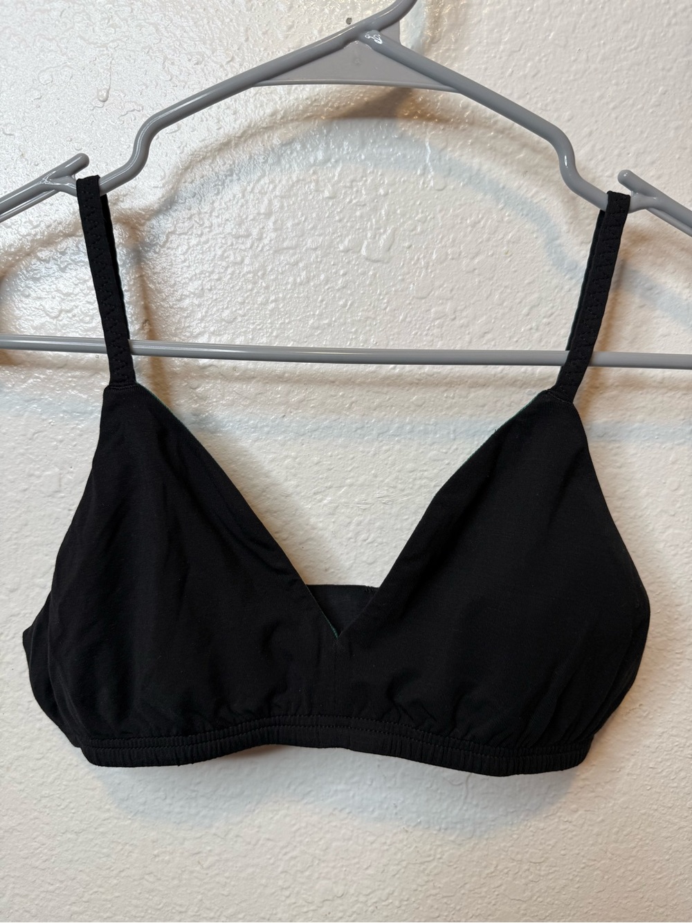 Huha Black Triangle Wireless Bra Adjustable Size Medium Capsule Wardrobe Luxe